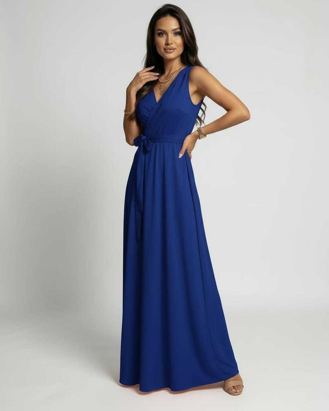 Moda femenina: vestido maxi azul elegante para primavera/verano. Estilo envolvente y fluido, ideal para fiesta.