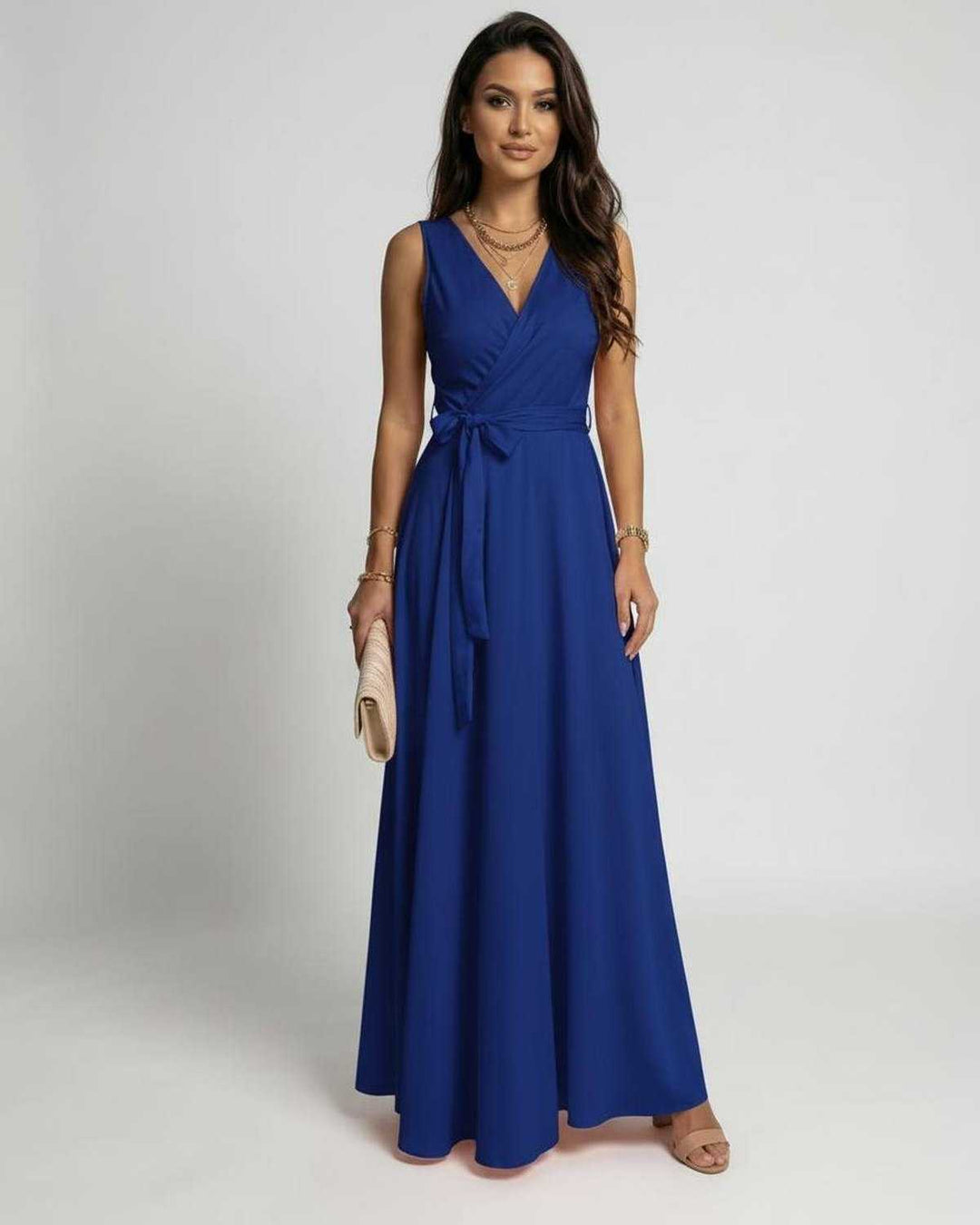 Vestido maxi azul elegante para mujer, ideal para fiesta o noche. Diseño fluido y atemporal con escote en V.