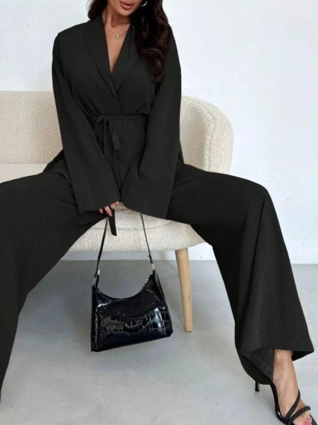 Set elegante mujer: Top con lazo en escote, pantalón ancho. Ropa de día y oficina.