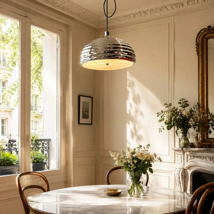 Iluminación colgante Bauhaus, cromo pulido, brazo ajustable. Perfecta para comedor y cocina.
