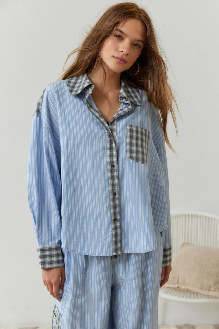 Pijama de mujer suave y elástico de dos piezas, ideal para confort nocturno y relajación en casa. Ropa de dormir cómoda.