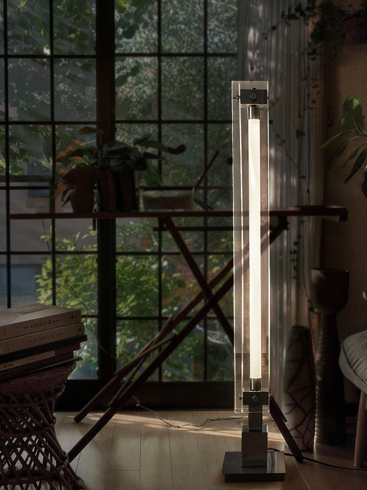 Lámpara de pie moderna M29 con pantalla de vidrio, acento industrial para ambientes contemporáneos.