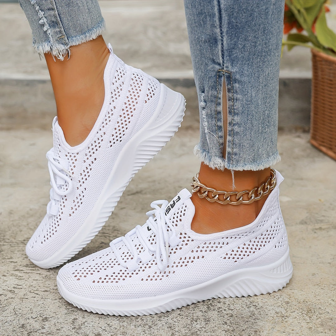 Zapatillas casuales de mujer en color blanco, muy ligeras, transpirables y con amortiguación superior para comodidad.