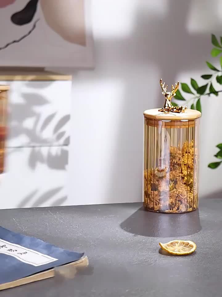 Organizadores de despensa: 3 tarros de cristal ámbar con tapas doradas que aportan estilo al hogar.