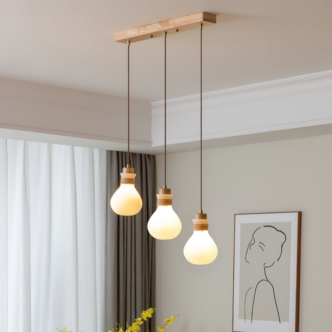 Detalle de lámpara de techo colgante con diseño de cuerda natural. Iluminación rústica y acogedora.