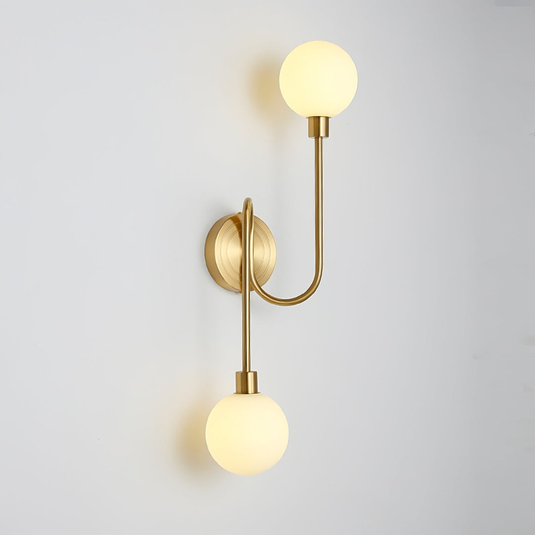 Aplique de pared latón pulido, 2 globos de cristal blanco. Iluminación decorativa para interiores.