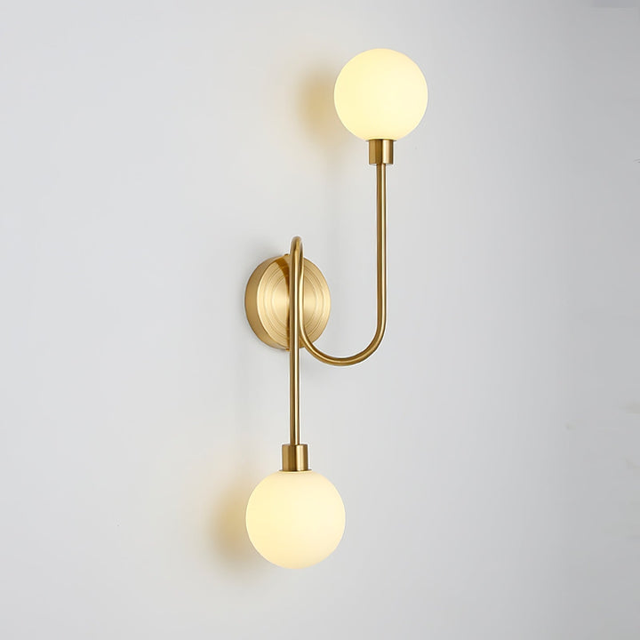 Aplique de pared latón pulido, 2 globos de cristal blanco. Iluminación decorativa para interiores.
