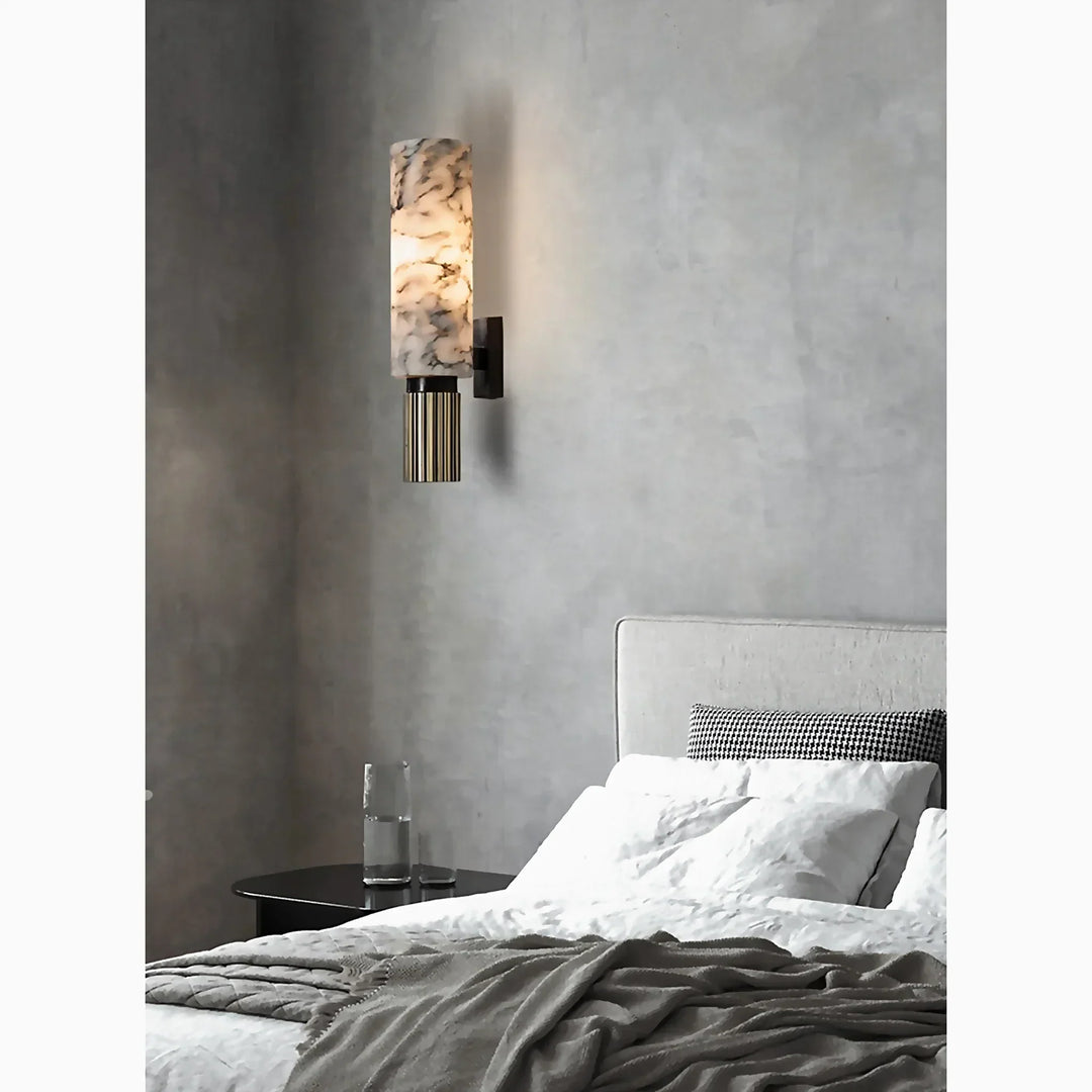 Aplique cilíndrico de pared LED, acabado con efecto mármol, para una iluminación decorativa y contemporánea.