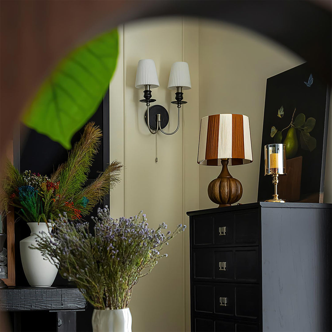 Acento de diseño: lámpara de mesa con base de madera y pantalla de rayas, iluminación contemporánea.