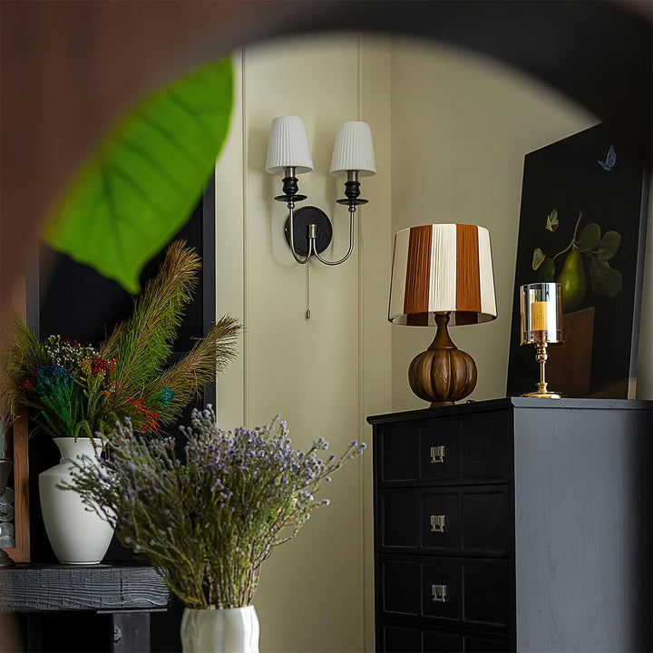 Acento de diseño: lámpara de mesa con base de madera y pantalla de rayas, iluminación contemporánea.