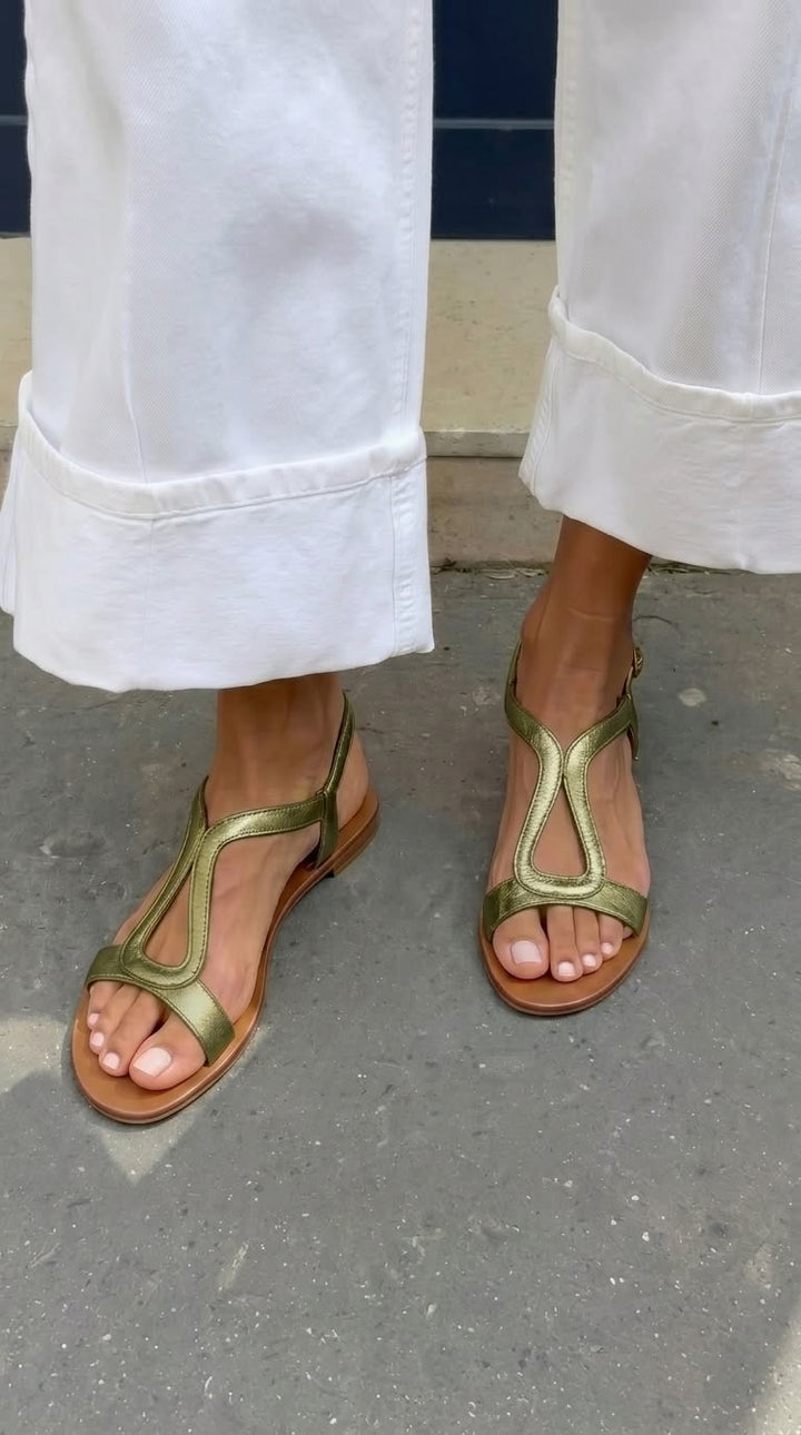 Moda femenina: sandalias metalizadas elegantes para mujer, calzado de verano imprescindible y chic.