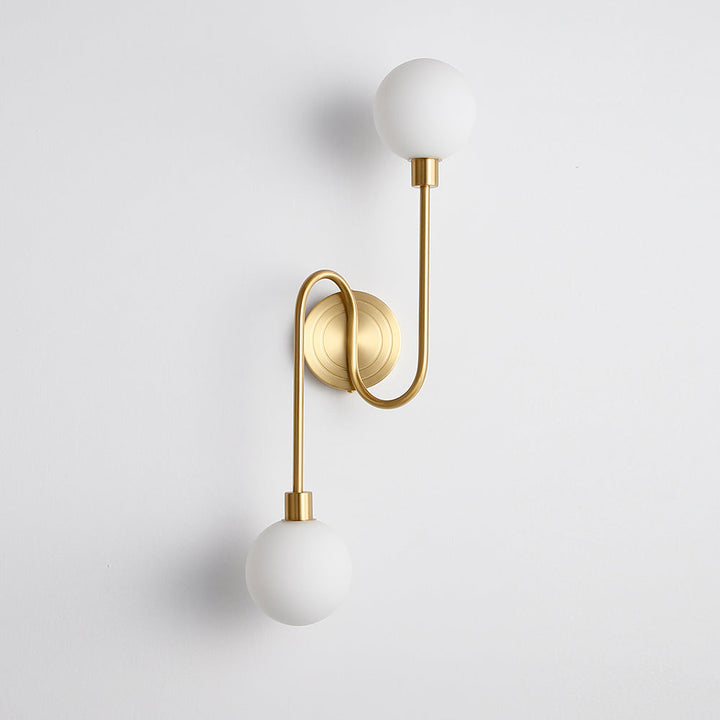 Lámpara de pared estilo transicional, latón y cristal blanco. Dos globos para luz suave.