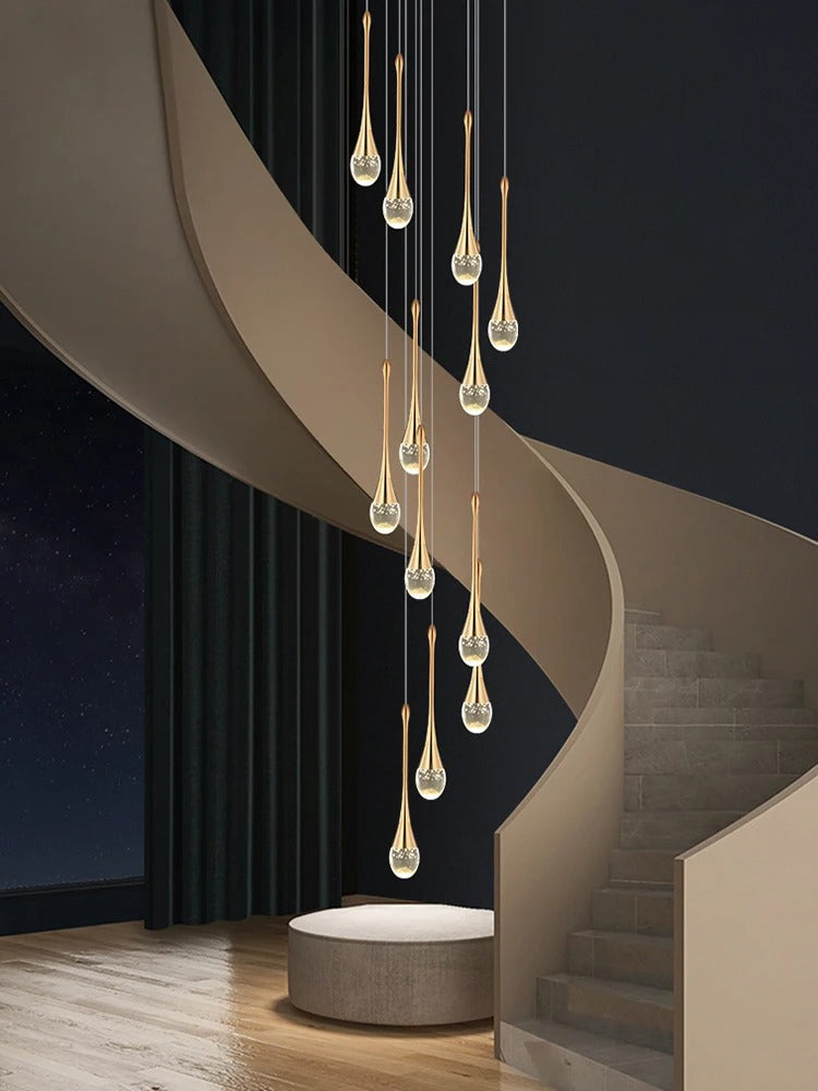 Sofisticada lámpara colgante dorada lágrima, estilo moderno y lujoso para el salón.