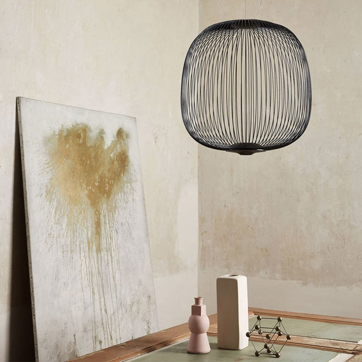 Luz geométrica y sombras caleidoscópicas de la lámpara colgante AeroSpire. Iluminación y ambiente moderno.