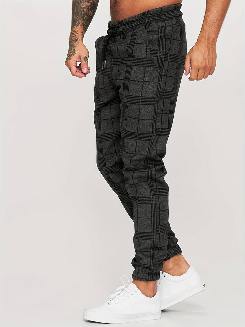 Hombre vistiendo jogger masculino casual, versátil y con estilo, ideal para el día a día.