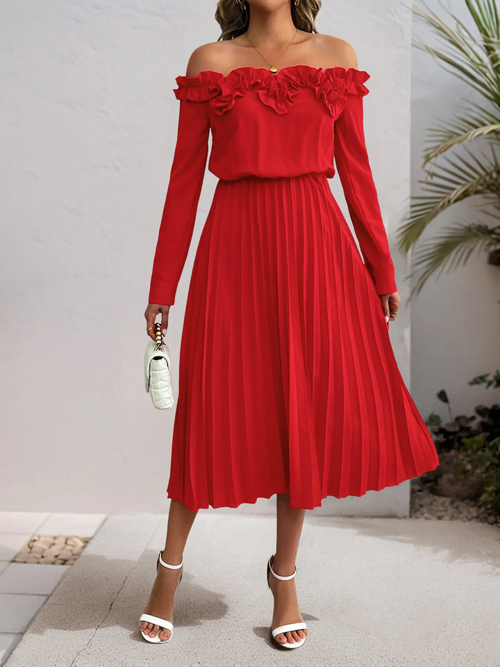 Detalle de hombros descubiertos y volantes en vestido midi plisado rojo. Estilo chic y femenino para mujer.