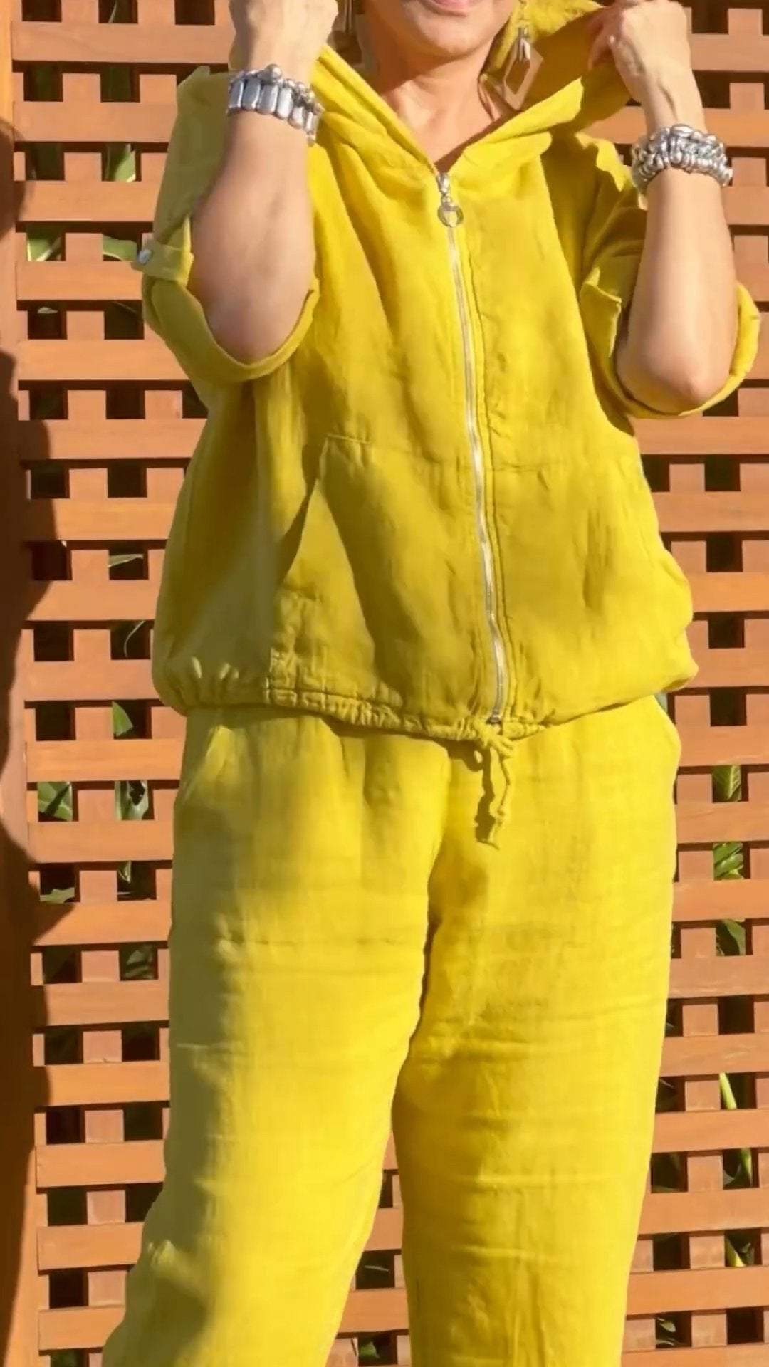 Outfit diario casual de verano para mujer, conjunto cómodo con capucha y cremallera, estilo moderno.