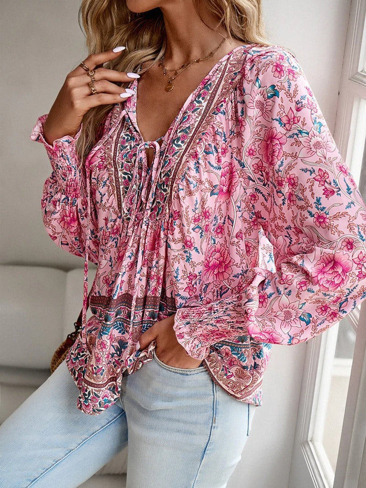 Top ligero y fresco con diseño floral, ideal para un look bohemio de verano.
