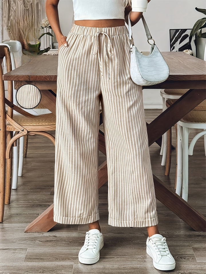 Vista completa de pantalón fluido de mujer a rayas, perfecto para un outfit de primavera/verano, ligero y fresco.