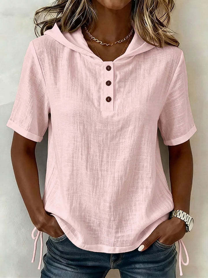 Top casual de verano para mujer con capucha ajustable y detalle de botones en el pecho.