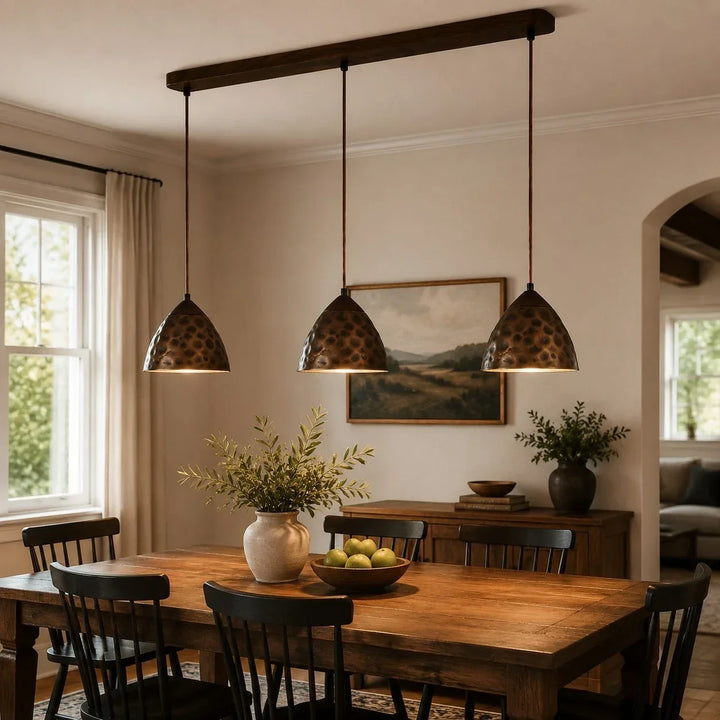 Detalle de lámpara de cobre martillado, estilo industrial rústico, perfecta para comedor.