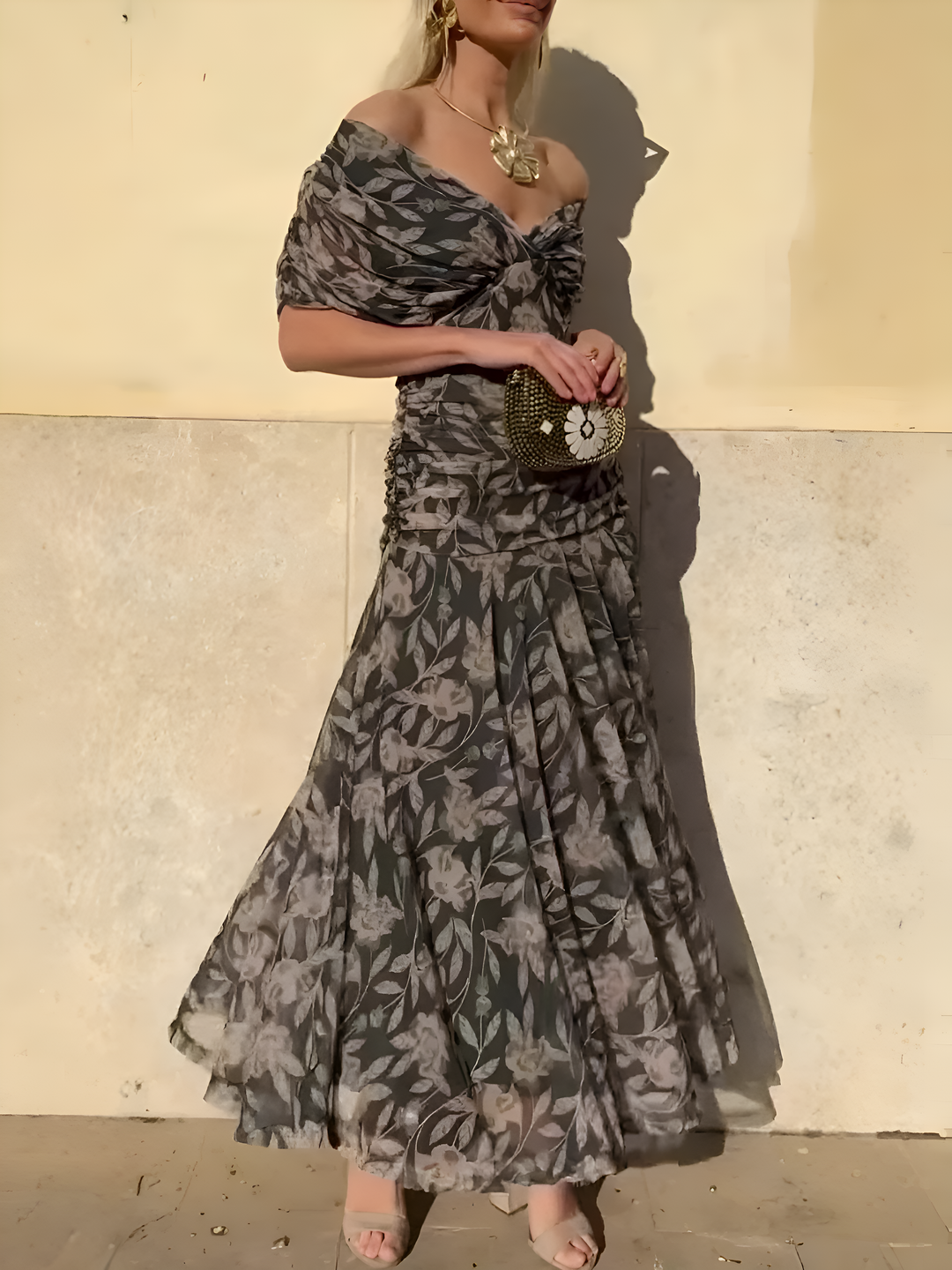Vestido de noche maxi para mujer, en color negro, con caída fluida y estilo elegante para ocasiones formales.