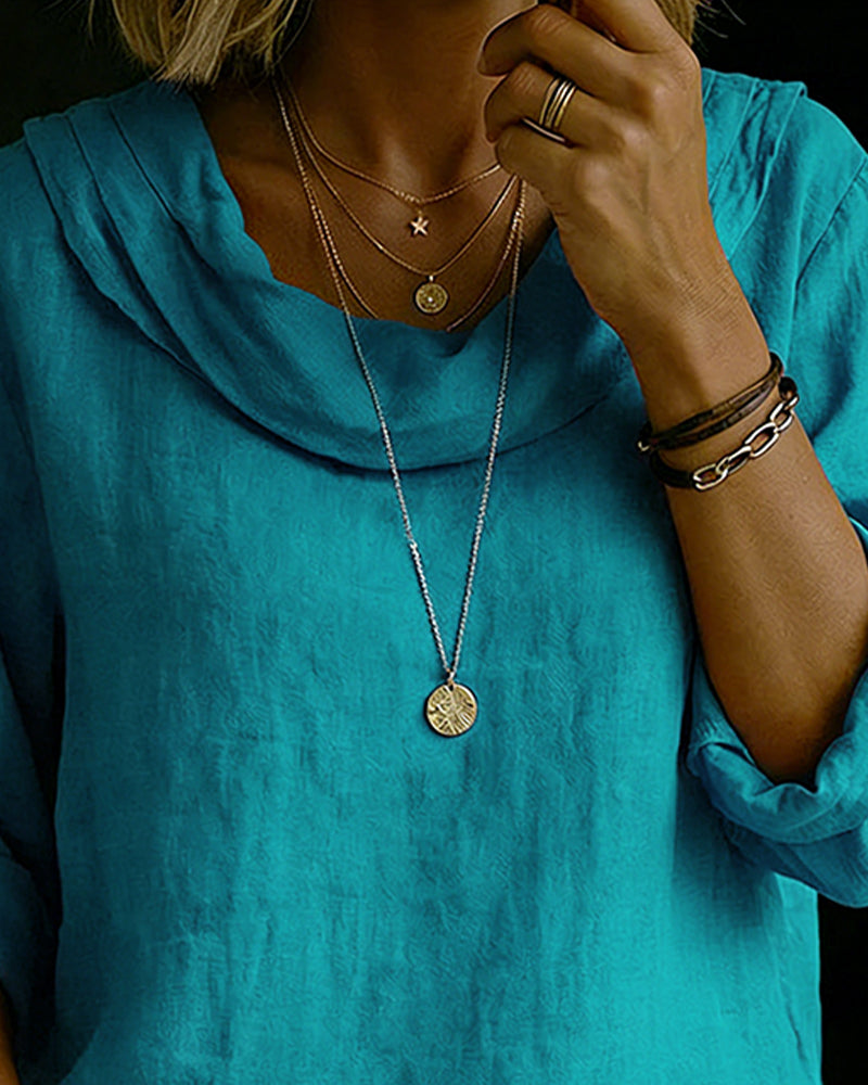 Camisa de mujer con cuello caído, esencial para un armario de estilo relajado y versátil.