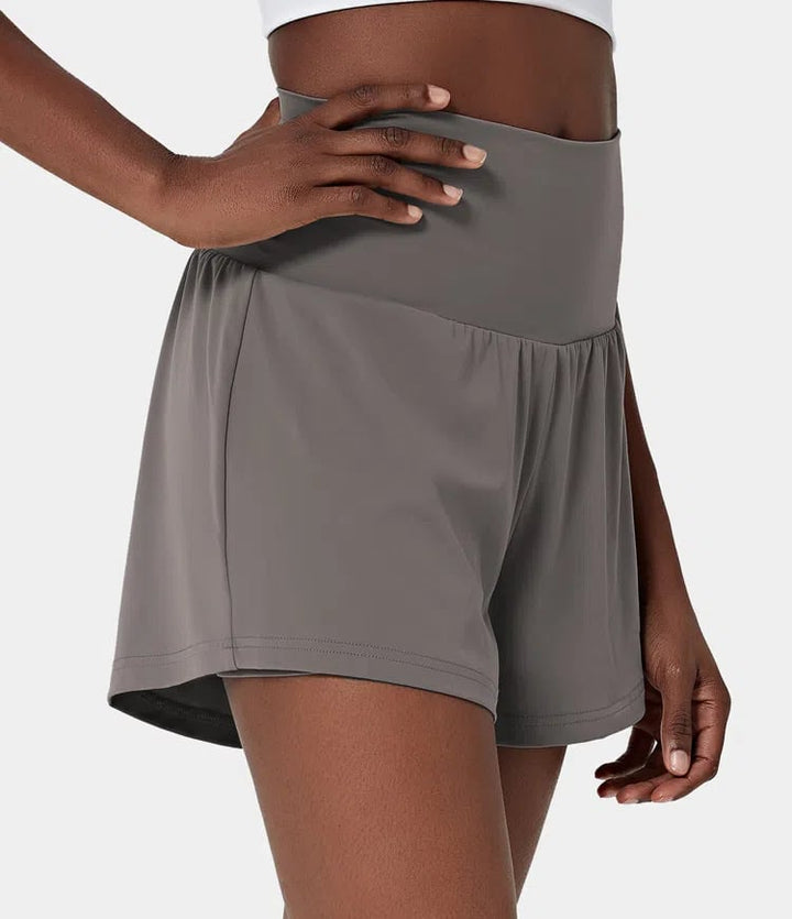 Ropa deportiva: short de mujer, cintura alta, bolsillos, para correr cómodamente.