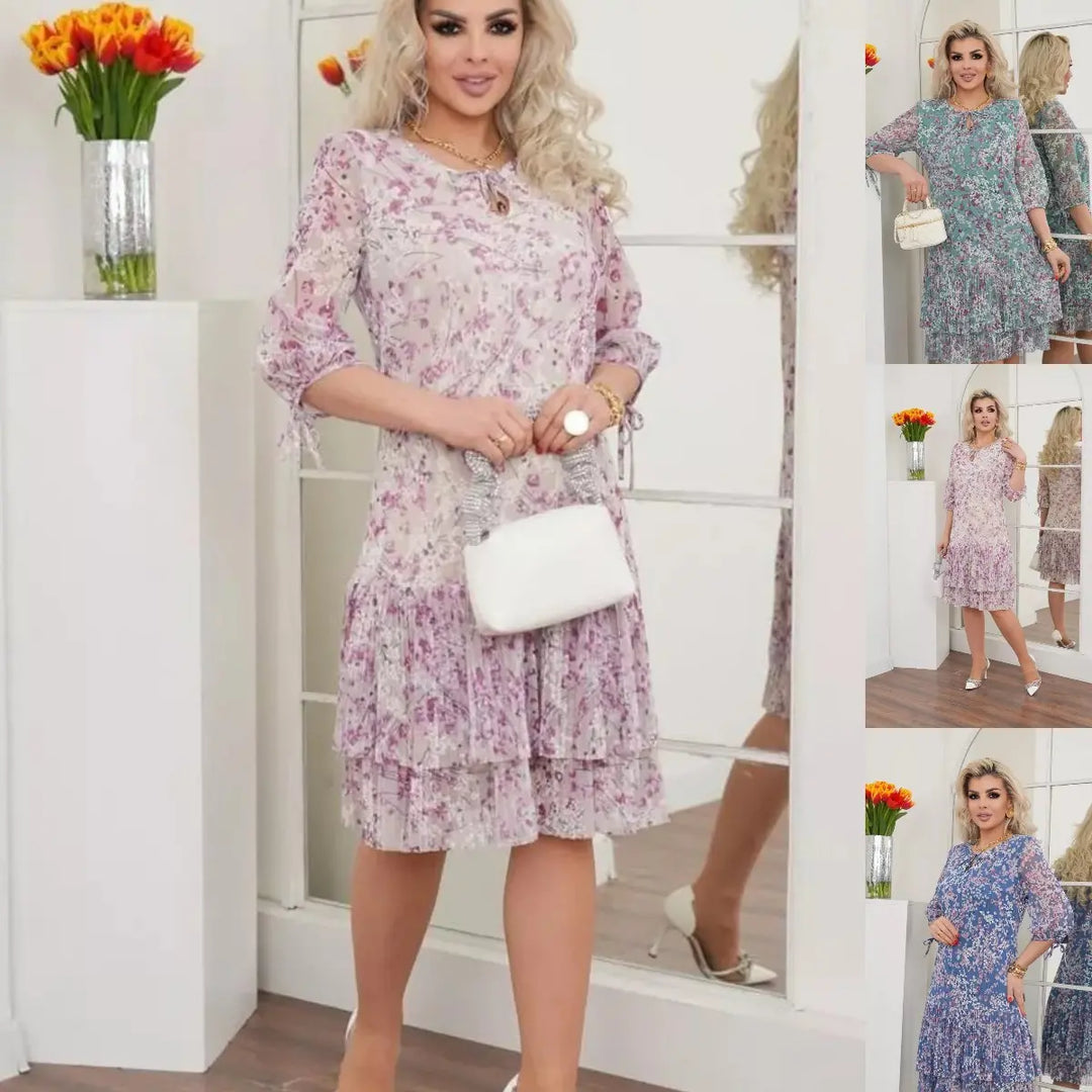 Mujer modelando vestido floral fluido con volantes, ideal para ocasiones de verano. Look elegante y fresco.