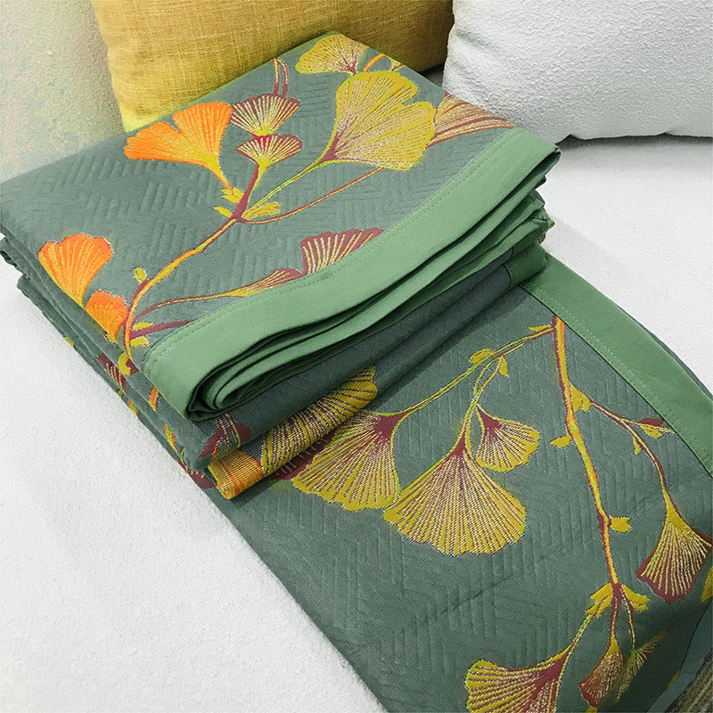 Detalle del patrón jacquard en colcha de algodón para cama, textura y calidad en textil hogar de dormitorio.