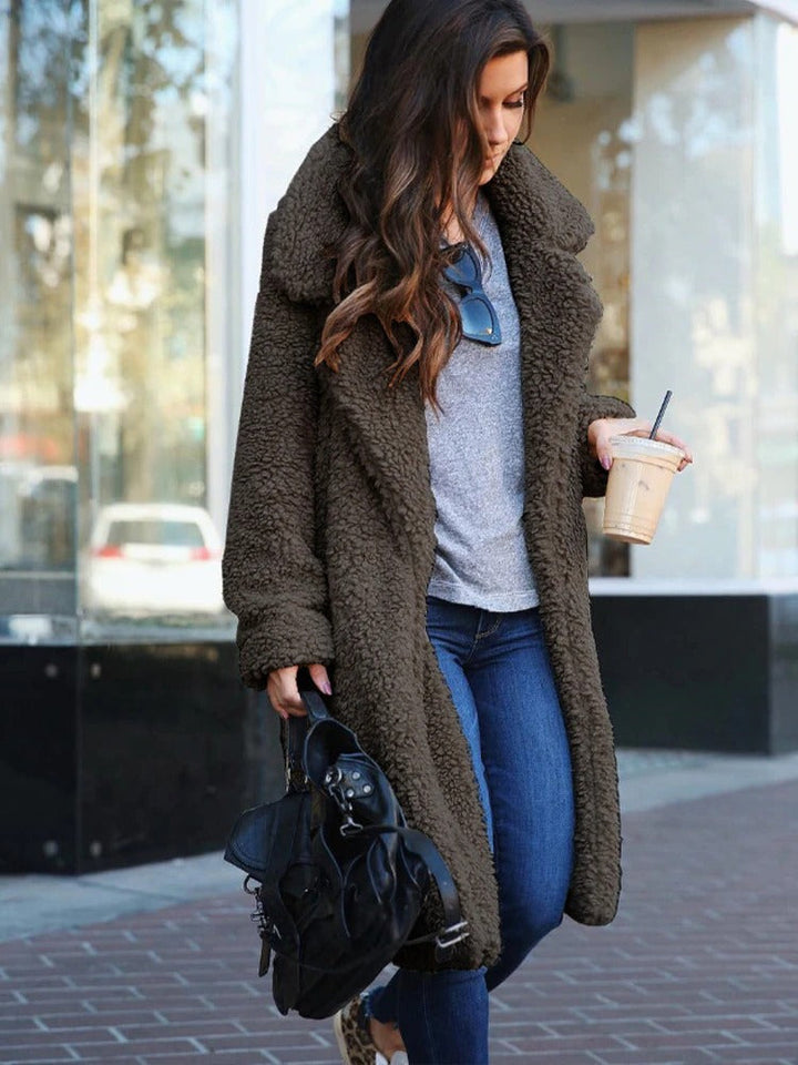 Abrigo de mujer para invierno, diseño minimalista y moderno. Ofrece calidez y estilo elegante para la moda femenina.