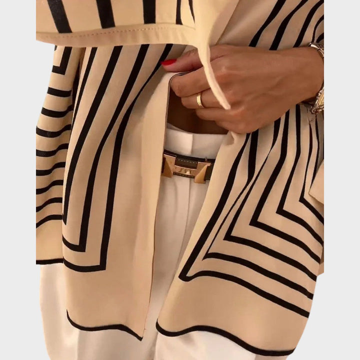 Blusa de rayas fluida. Comodidad chic y elegancia versátil para mujer. Ideal para moda femenina.