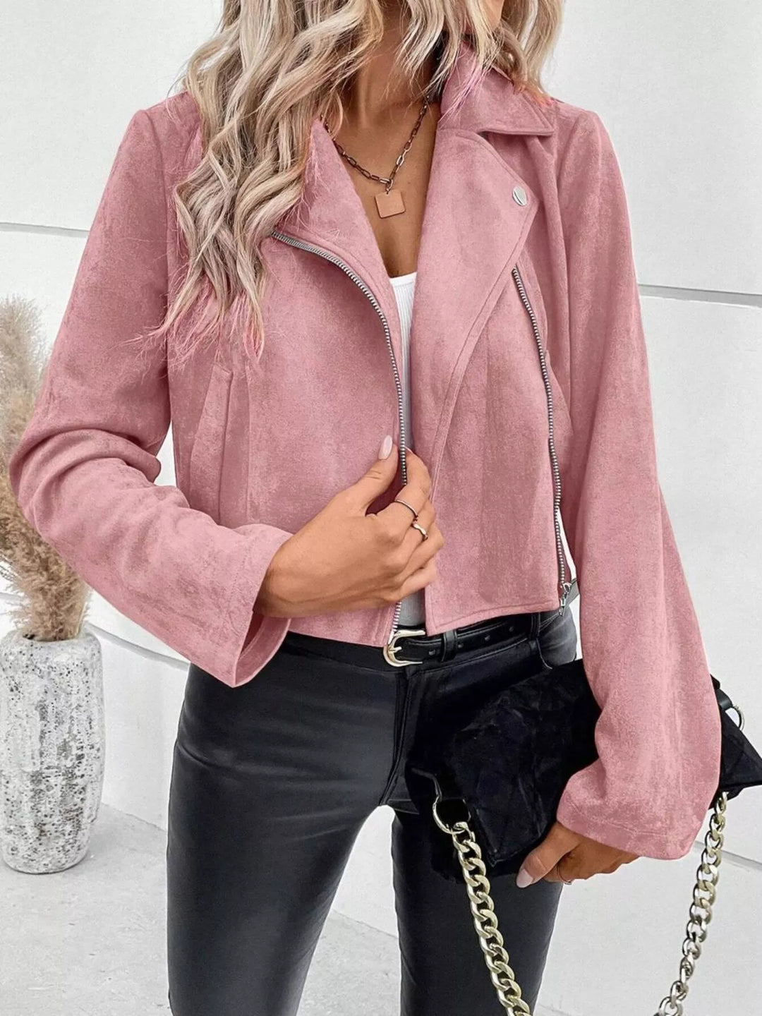 Moda mujer: chaqueta corta estilo crop con cremallera, ideal para un look casual o elegante.