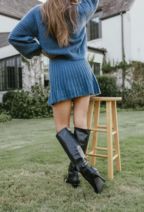Conjunto de moda para invierno: suéter suave y falda plisada elegante. Un look cómodo y versátil para mujer.