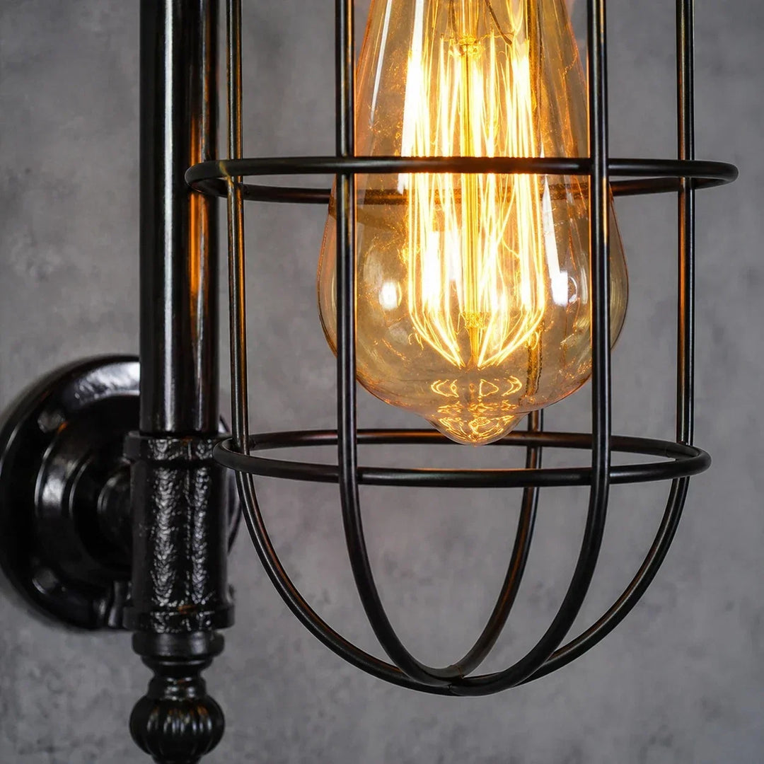 Lámpara de pared rústica con jaula de metal, iluminación industrial vintage para cafetería o bar.