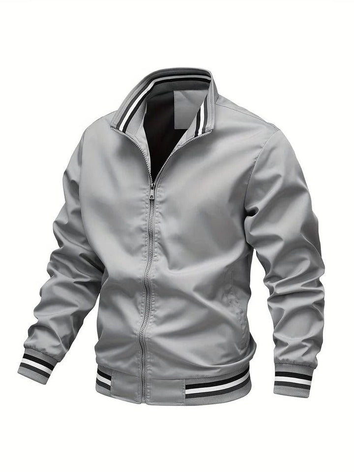 Chaqueta bomber ENZO hombre, vista frontal con cremallera, estilo moderno y abrigo ligero de otoño.