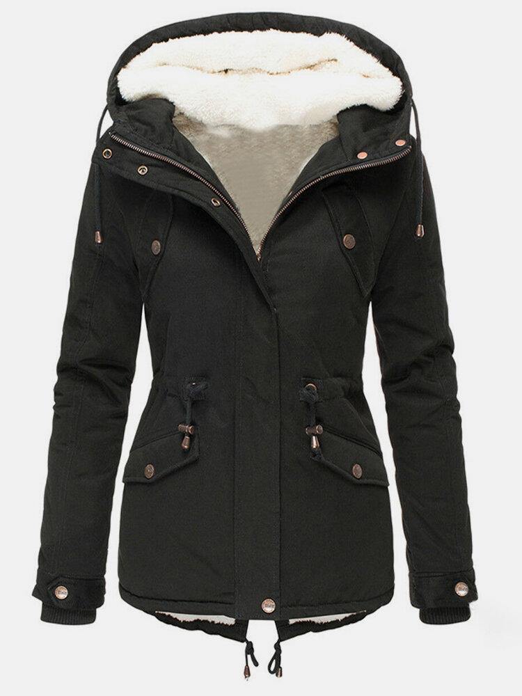 Detalle de la capucha de abrigo de invierno para mujer, suave y protectora, clave para la ropa exterior cálida.