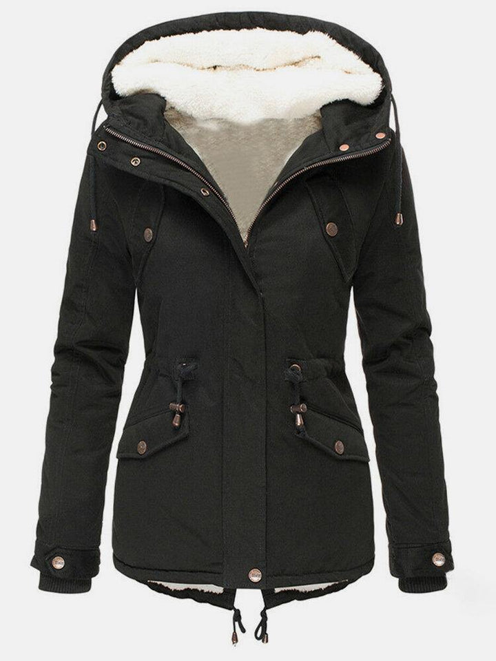 Detalle de la capucha de abrigo de invierno para mujer, suave y protectora, clave para la ropa exterior cálida.
