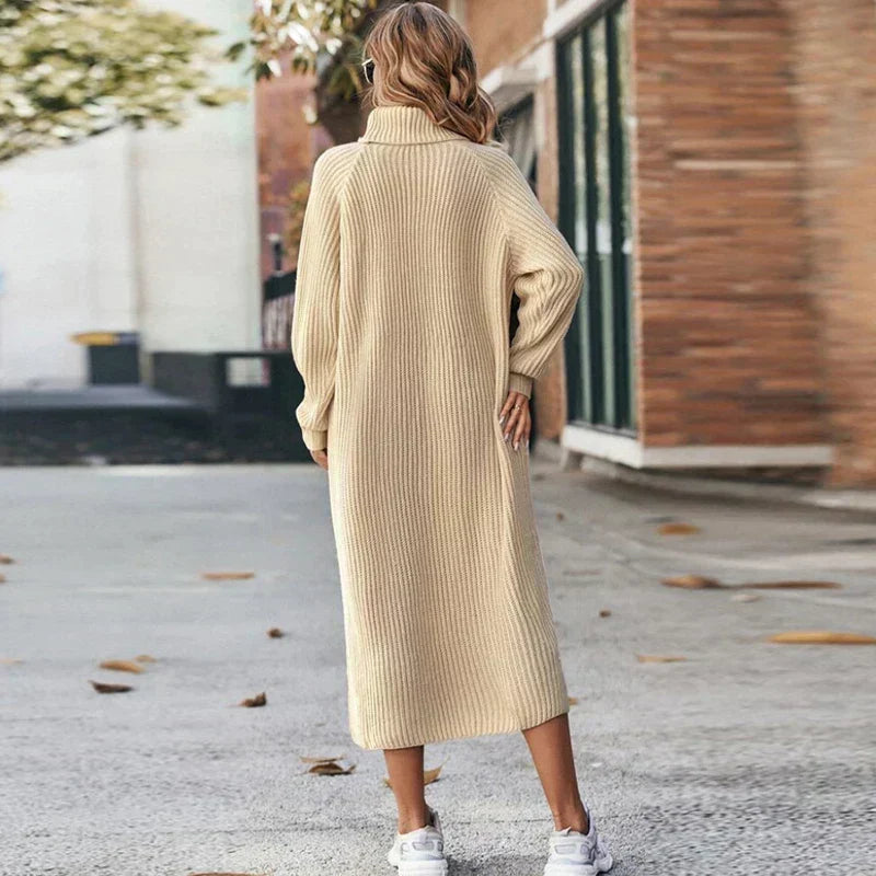 Mujer luciendo vestido maxi sudadera oversize de cuello alto. Ropa cómoda y moda femenina para el día a día.