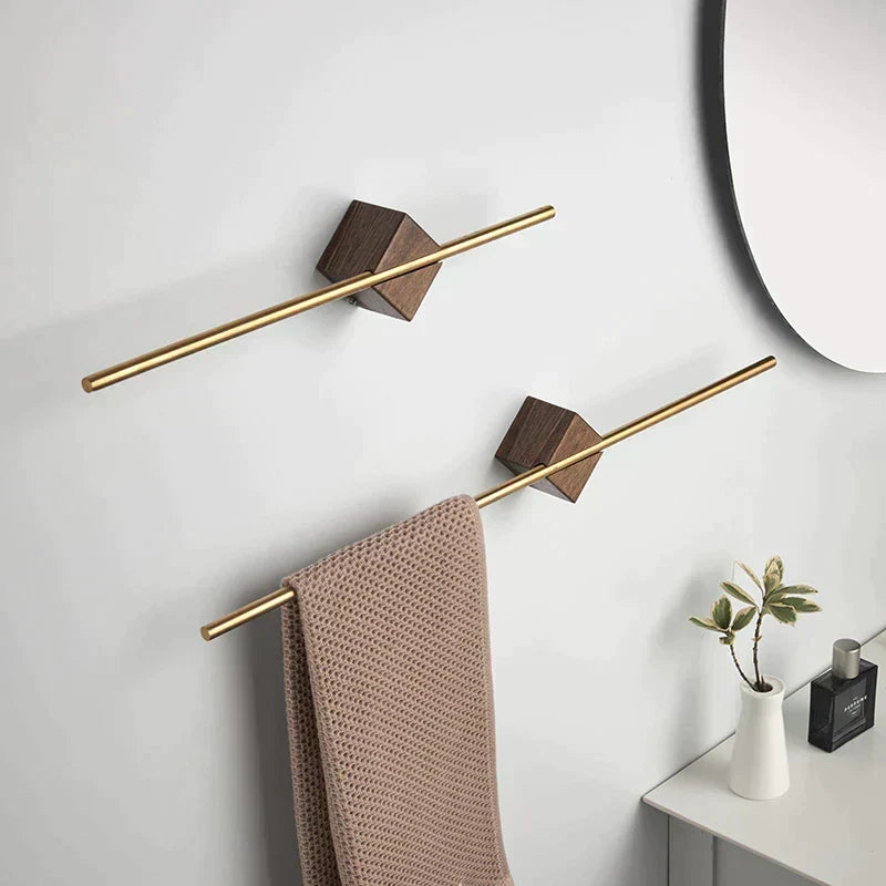 Toallero vertical de pared en acero inoxidable, con veteado efecto madera. Aporta calidez y diseño moderno al baño.