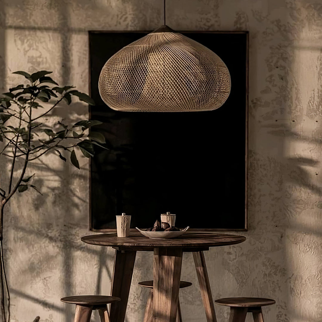 Iluminación bohemia con lámpara colgante hecha a mano, crea un ambiente relajante.