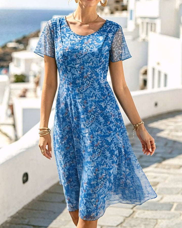 Elegante vestido floral de mujer con corte A y mangas cortas. Moda fresca para el verano.