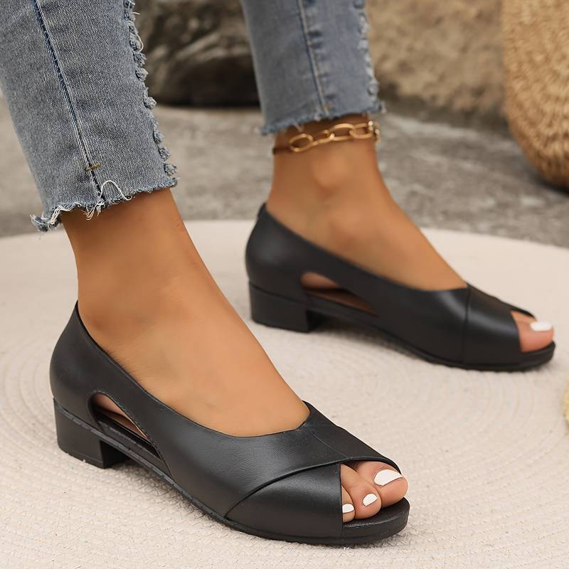 Zapatos de mujer destalonados, punta abierta. Tacón bajo que aporta elegancia y comodidad, ideal para moda casual.