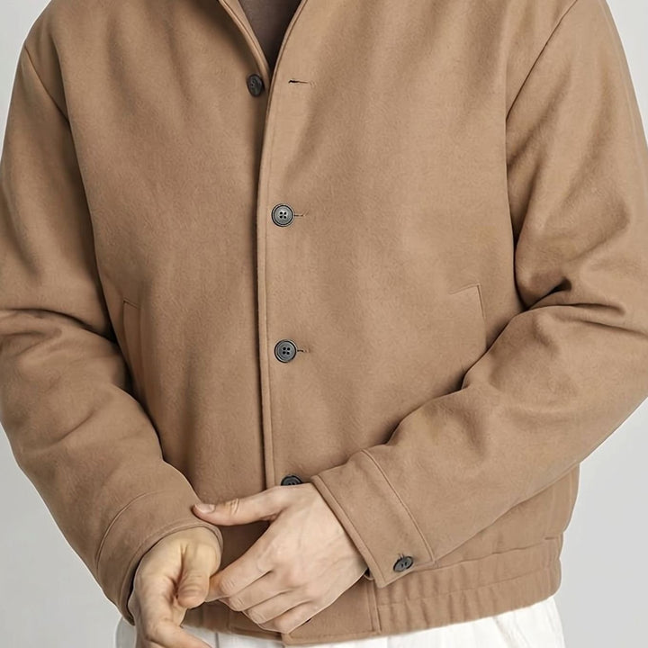 Cazadora bomber hombre caqui con cuello mao y botones, estilo elegante para entretiempo.
