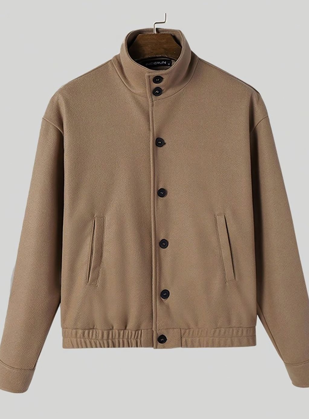 Elegante cazadora bomber de hombre caqui con cuello mao y cierre de botones, perfecta para otoño.