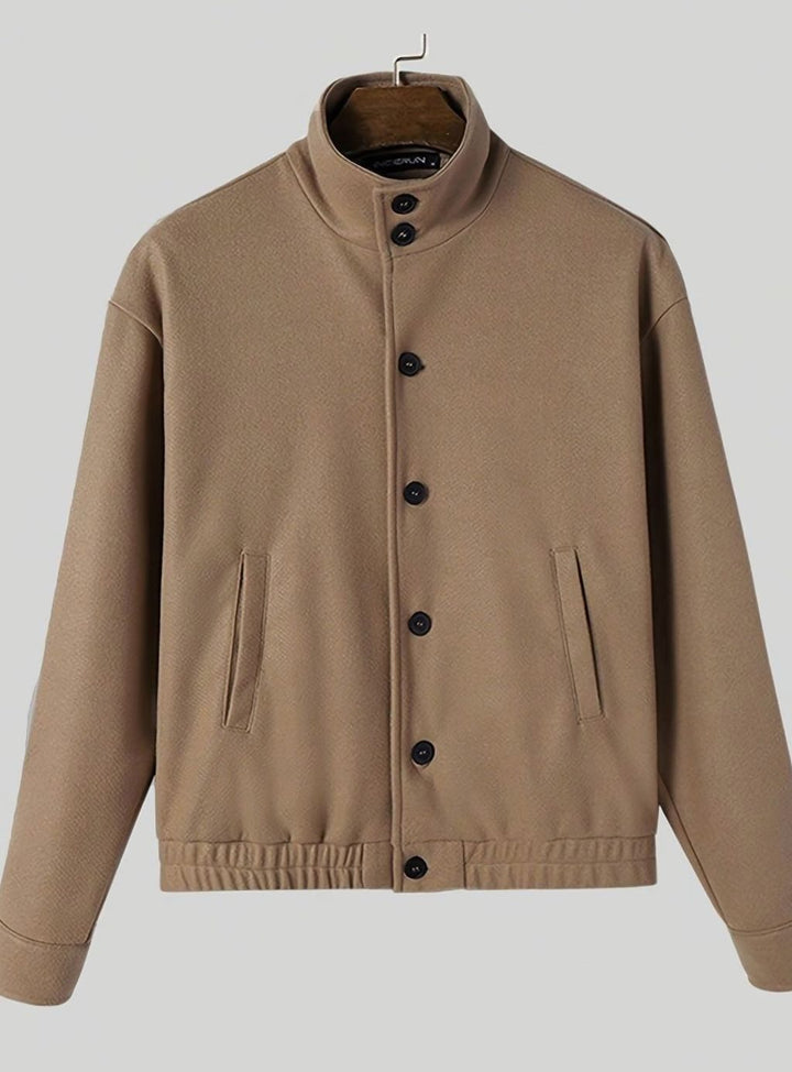 Elegante cazadora bomber de hombre caqui con cuello mao y cierre de botones, perfecta para otoño.