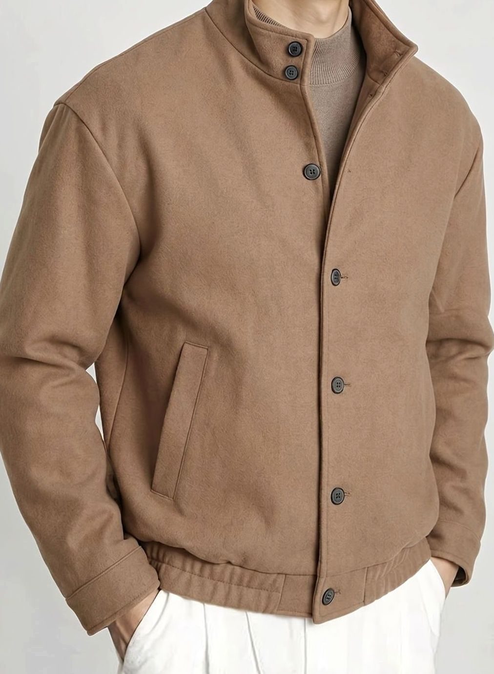 Cazadora bomber hombre casual, color caqui, con cuello mao. Ideal para un look de entretiempo moderno.