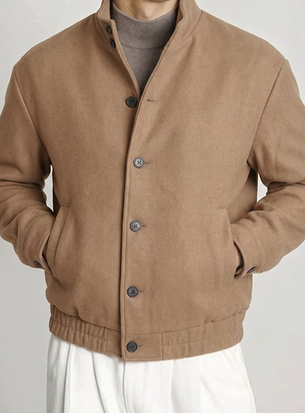 Chaqueta bomber hombre de entretiempo, estilo paño. Botones frontales y cuello mao en tono caqui.
