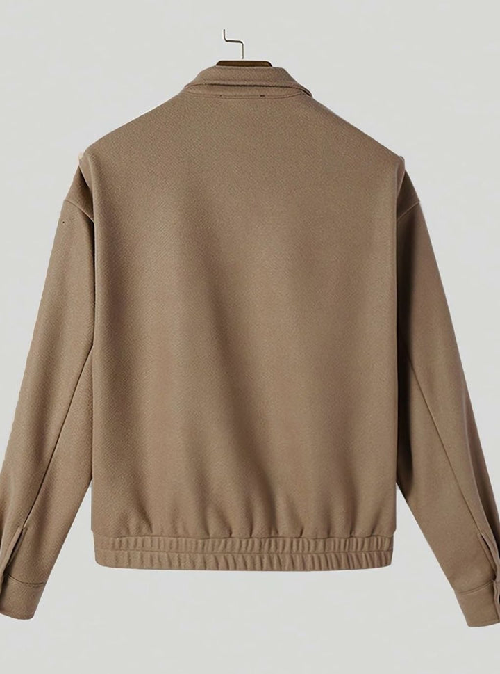 Cazadora bomber caqui de hombre con efecto paño, cuello mao y botones. Prenda casual elegante para él.