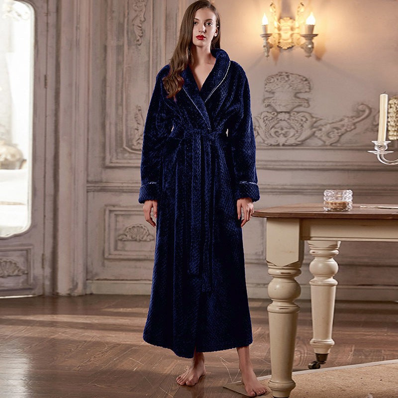 Acogedora bata larga de mujer, tejido jacquard, cuello chal. Perfecta para relajarse en invierno.